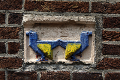 914376 Afbeelding van een steen met twee vogelfiguren in de voorgevel van het pand Kraanstraat 10 te Utrecht.